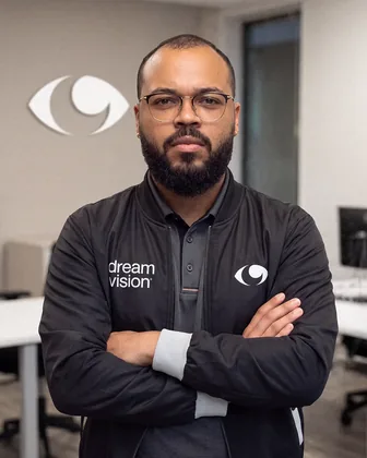 Retrato de Gino Temujin, Cofundador & Diretor de Estratégia da dream vision®